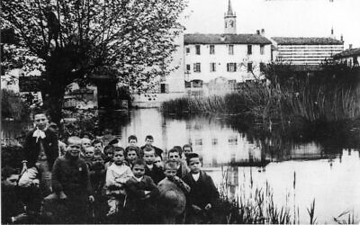 The Naviglio canal in Canneto sull'Oglio  at the turn of the 20th century. The water drop can be seen behind the children. (Courtesy)