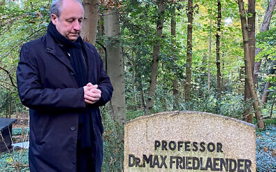 Bishop Christian Stäblein visits the burial site of Max Friedländer, a Jewish Protestant musicologist.(Evangelical Church in Berlin-Brandenburg and Silesian Upper Lusatia)