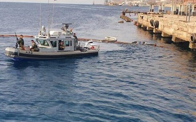 An Israel Navy ship operates off the coast of Eilat after an oil spill, on October 14, 2021. (Eli Warburg and Oz Goren/Environmental Protection Ministry) An Israel Navy ship operates off the coast of Eilat after an oil spill, on October 14, 2021. (Eli Warburg and Oz Goren/Environmental Protection Ministry)