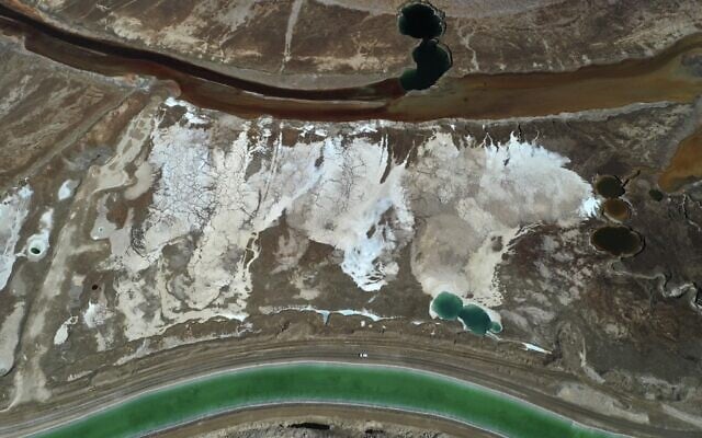 Patterns formed by crystalized minerals and sinkholes on the surface of dried evaporation ponds of the Dead Sea, near the southern resort of Neve Zohar, October 6, 2021. (Menahem KAHANA / AFP) Patterns formed by crystalized minerals and sinkholes on the surface of dried evaporation ponds of the Dead Sea, near the southern resort of Neve Zohar, October 6, 2021. (Menahem KAHANA / AFP)