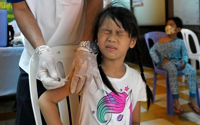 Illustrative -- A girl receives a dose of the Sinovac COVID-19 coronavirus vaccine at a health center in Phnom Penh on November 1, 2021 (TANG CHHIN Sothy / AFP) Illustrative -- A girl receives a dose of the Sinovac COVID-19 coronavirus vaccine at a health center in Phnom Penh on November 1, 2021 (TANG CHHIN Sothy / AFP)