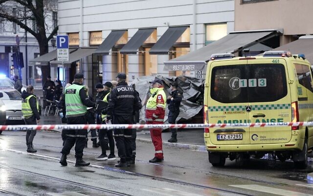 Police officers stand at the site where a person was shot by police at Bislett in Oslo, Norway, on November 9, 2021. (Stian Lysberg Solum / NTB / AFP) Police officers stand at the site where a person was shot by police at Bislett in Oslo, Norway, on November 9, 2021. (Stian Lysberg Solum / NTB / AFP)