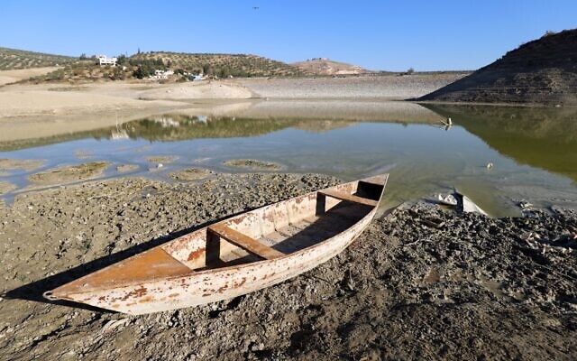 A picture shows drought around the Duwaysat dam outside the town of al-Diriyah in Syria's northern Idlib province on November 9, 2021. (Photo by Abdulaziz KETAZ / AFP) A picture shows drought around the Duwaysat dam outside the town of al-Diriyah in Syria's northern Idlib province on November 9, 2021. (Photo by Abdulaziz KETAZ / AFP)