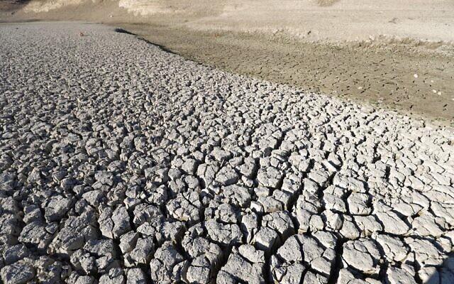 A picture shows drought around the Duwaysat dam outside the town of al-Diriyah in Syria's northern Idlib province on November 9, 2021. (Photo by Abdulaziz KETAZ / AFP) A picture shows drought around the Duwaysat dam outside the town of al-Diriyah in Syria's northern Idlib province on November 9, 2021. (Photo by Abdulaziz KETAZ / AFP)