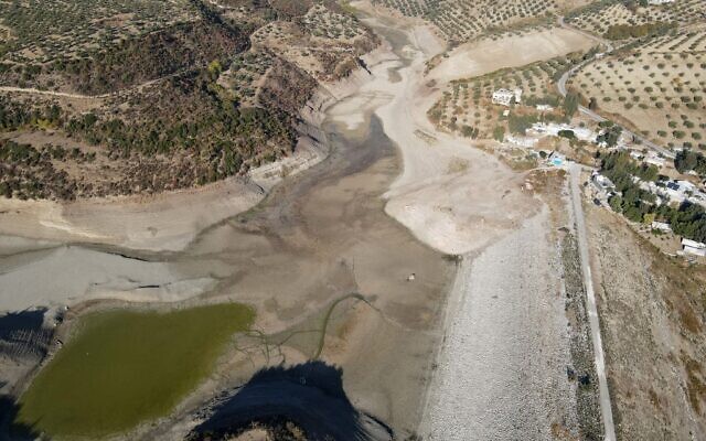 A picture shows drought in the Duwaysat dam outside the town of al-Diriyah in Syria's northern Idlib province on November 9, 2021. (Photo by Abdulaziz KETAZ / AFP) A picture shows drought in the Duwaysat dam outside the town of al-Diriyah in Syria's northern Idlib province on November 9, 2021. (Photo by Abdulaziz KETAZ / AFP)