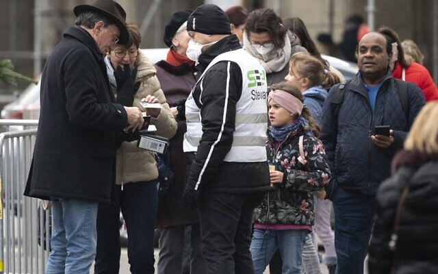 Security personnel check for vaccination passes of visitors arriving at the Christmas Market in front of Vienna's city hall in Vienna, Austria, on November 15, 2021. (Joe Klamar/AFP) Security personnel check for vaccination passes of visitors arriving at the Christmas Market in front of Vienna's city hall in Vienna, Austria, on November 15, 2021. (Joe Klamar/AFP)