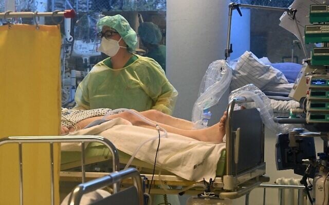 Medical personnel works at the intensive care unit with Covid-19 patients in a hospital in Freising near Munich, southern Germany, on November 16, 2021, amid the ongoing coronavirus Covid-19 pandemic. (Christof STACHE / AFP) Medical personnel works at the intensive care unit with Covid-19 patients in a hospital in Freising near Munich, southern Germany, on November 16, 2021, amid the ongoing coronavirus Covid-19 pandemic. (Christof STACHE / AFP)