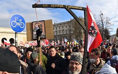 A demonstrator holds a mock-up of a gallows as he take part in a rally held by Austria's far-right Freedom Party FPOe against the measures taken to curb the coronavirus pandemic, at Maria Theresien Platz square in Vienna, Austria on November 20, 2021 (Joe Klamar / AFP)