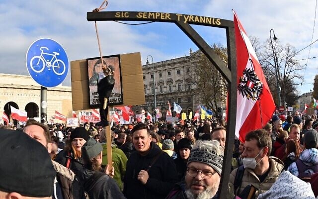 A demonstrator holds a mock-up of a gallows as he take part in a rally held by Austria's far-right Freedom Party FPOe against the measures taken to curb the coronavirus pandemic, at Maria Theresien Platz square in Vienna, Austria on November 20, 2021 (Joe Klamar / AFP) A demonstrator holds a mock-up of a gallows as he take part in a rally held by Austria's far-right Freedom Party FPOe against the measures taken to curb the coronavirus pandemic, at Maria Theresien Platz square in Vienna, Austria on November 20, 2021 (Joe Klamar / AFP)