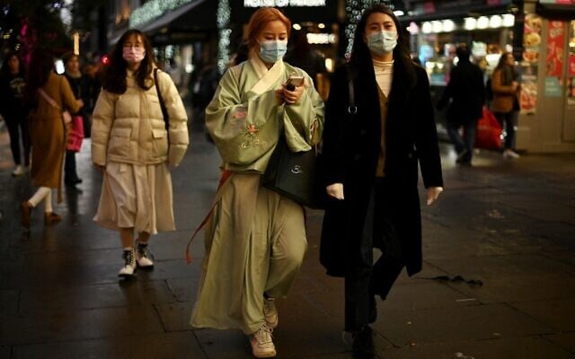 Shoppers make their way along Oxford Street on Black Friday, in central London on November 26, 2021. (Daniel LEAL / AFP) Shoppers make their way along Oxford Street on Black Friday, in central London on November 26, 2021. (Daniel LEAL / AFP)