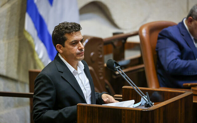 Rebel Yamina MK Amichai Chikli addresses the Knesset plenum during votes on the state budget, November 4, 2021. (Noam Moskowitz/Knesset spokesperson) Rebel Yamina MK Amichai Chikli addresses the Knesset plenum during votes on the state budget, November 4, 2021. (Noam Moskowitz/Knesset spokesperson)