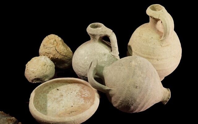 Pottery, slingshot stones, weapons found in the Lachish Forest excavation (Davida Eisenberg-Degen/Israel Antiquities Authority)