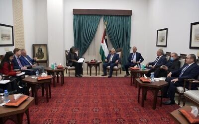 Palestinian Authority President Mahmoud Abbas meets with US Ambassador the UN Linda Thomas-Greenfield in the West Bank city of Ramallah, November 17, 2021. (Wafa)
