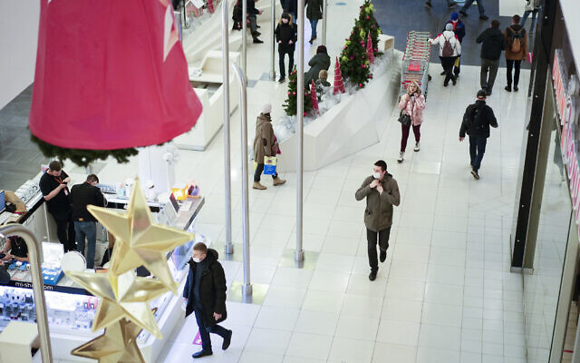 People visit a shopping mall in Moscow, Russia, November 8, 2021. (AP Photo/Pavel Golovkin)