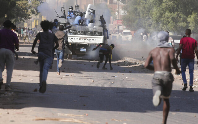 Sudanese anti-coup protesters confront police in Khartoum, Sudan, November 17, 2021. (AP Photo/Marwan Ali) Sudanese anti-coup protesters confront police in Khartoum, Sudan, November 17, 2021. (AP Photo/Marwan Ali)