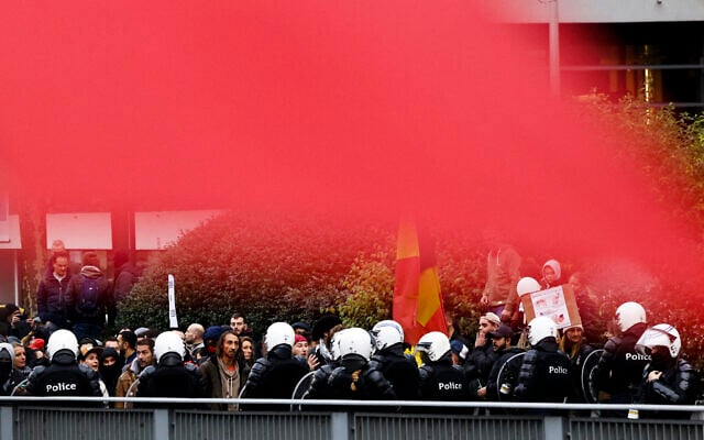 Police officers clash with protesters during a demonstration against the reinforced measures of the Belgium government to counter the latest spike of the coronavirus in Brussels, Belgium, Nov. 21, 2021. (Olivier Matthys/AP) Police officers clash with protesters during a demonstration against the reinforced measures of the Belgium government to counter the latest spike of the coronavirus in Brussels, Belgium, Nov. 21, 2021. (Olivier Matthys/AP)