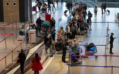 People lineup to get on a flight to Paris at OR Tambo's airport in Johannesburg, South Africa, November 26, 2021. (AP Photo/ Jerome Delay)