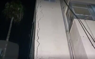 Screen capture from video of an apartment building in Bat Yam that was evacuated due to fears it would collapse, on November 16, 2021. (Ynet)