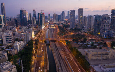 An aerial view of the Ayalon highway running between Tel Aviv and Ramat Gan, October 17, 2018. (Matanya Tausig/FLASH90)