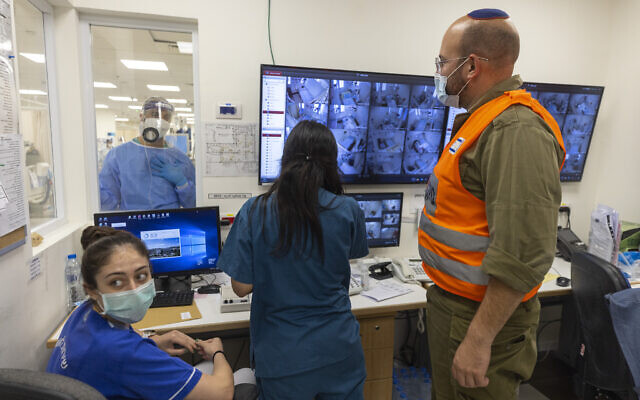 Illustrative: Shaare Zedek staff and an IDF Home Front Command soldier are seen in a monitoring room in the Coronavirus ward of the hospital in Jerusalem. October 14, 2021. (Olivier Fitoussi/Flash90) Illustrative: Shaare Zedek staff and an IDF Home Front Command soldier are seen in a monitoring room in the Coronavirus ward of the hospital in Jerusalem. October 14, 2021. (Olivier Fitoussi/Flash90)