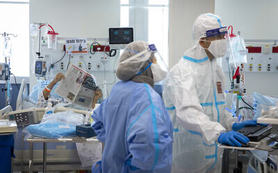 Hospital workers wearing safety work in the coronavirus ward at Shaare Zedek Medical Center in Jerusalem on October 14, 2021. (Olivier Fitoussi/Flash90) Hospital workers wearing safety work in the coronavirus ward at Shaare Zedek Medical Center in Jerusalem on October 14, 2021. (Olivier Fitoussi/Flash90)