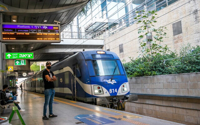 Passengers at Ben Gurion train station near Tel Aviv on October 28, 2021. (Yossi Aloni/Flash90) Passengers at Ben Gurion train station near Tel Aviv on October 28, 2021. (Yossi Aloni/Flash90)