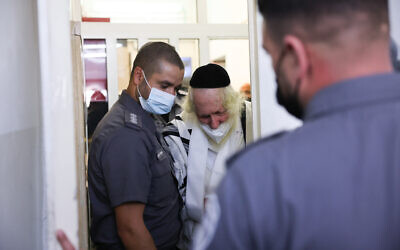 Rabbi Eliezer Berland arrives for a court hearing in Jerusalem, November 2, 2021. (Yonatan Sindel/Flash90)