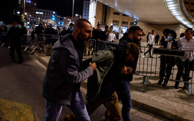Israeli police officers clash with demonstrators during a protest following the death of Ahuvia Sandak last year, at the entrance to Jerusalem, on November 11, 2021. (Olivier Fitoussi/Flash90)