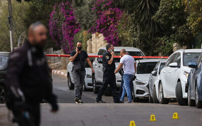 Police at the scene of a shooting in Jerusalem, November 14, 2021 (Yonathan Sindel/Flash90)