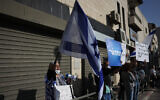 Supporters of opposition leader Benjamin Netanyahu outside his trial at the Jerusalem District Court, November 16, 2021. (Yonatan Sindel/Flash90)