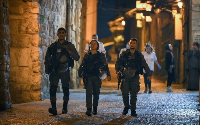 Police near the scene of a stabbing attack in Jerusalem's Old City on November 17, 2021. (Arie Leib Abrams/Flash90) Police near the scene of a stabbing attack in Jerusalem's Old City on November 17, 2021. (Arie Leib Abrams/Flash90)