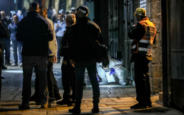 Police at the scene of a stabbing attack in Jerusalem's Old City on November 17, 2021. (Noam Revkin Fenton/Flash90) Police at the scene of a stabbing attack in Jerusalem's Old City on November 17, 2021. (Noam Revkin Fenton/Flash90)