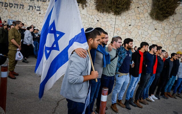 Friends and family attend the funeral of Eliyahu Kay, a 26-year-old immigrant from South Africa who was killed by a Palestinian gunman the day before in a terror attack in Jerusalem's Old City, seen at Har HaMenuchot Cemetery in Jerusalem, November 22, 2021. (Olivier Fitoussi/Flash90)