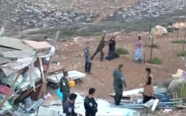 Police and protesters clash at the Geulat Zion illegal West Bank outpost, on November 17, 2021. (Twitter) Police and protesters clash at the Geulat Zion illegal West Bank outpost, on November 17, 2021. (Twitter)