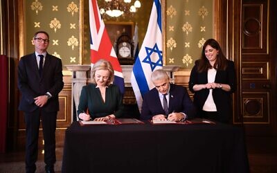 Foreign Minister Yair Lapid (R) signs an MOU with UK Foreign Secretary Liz Truss at the Foreign Office, in London, November 29, 2021. (Stuart Mitchell/ GPO) Foreign Minister Yair Lapid (R) signs an MOU with UK Foreign Secretary Liz Truss at the Foreign Office, in London, November 29, 2021. (Stuart Mitchell/ GPO)