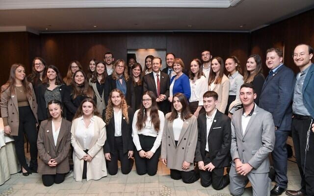 President Isaac Herzog meets with representatives of British Jewish organizations in London on November 23, 2021 (Koby Gideon/GPO)