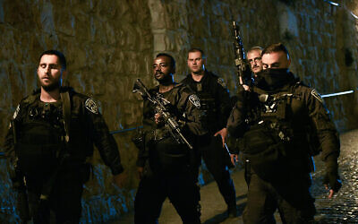 Police near the scene of a suspected stabbing attack in Jerusalem's Old City on November 17, 2021. (Arie Leib Abrams/Flash90)