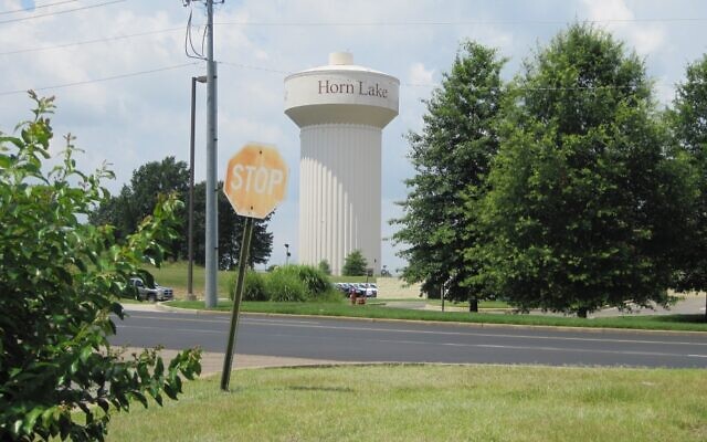 The water tower in Horn Lake, Mississippi. (Wikipedia, Thomas R. Machnitzki, CC BY-SA 3.0)