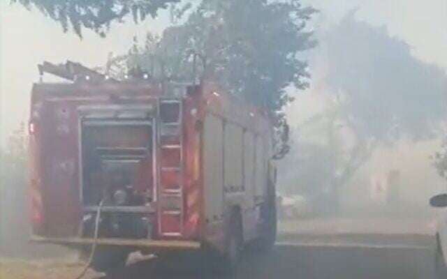 Fire truck in the northern village of Gita as a wildfire nears, November 13, 2021 (Screen grab/Ynet)