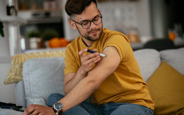 A diabetic man injecting himself with insulin (iStock by Getty Images) A diabetic man injecting himself with insulin (iStock by Getty Images)