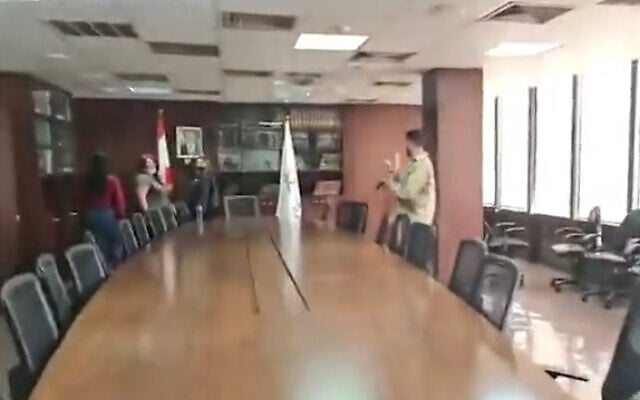 Protesters break into the Lebanese Social Affairs Ministry building in Beirut, November 26, 2021. (Screenshot: Twitter) Protesters break into the Lebanese Social Affairs Ministry building in Beirut, November 26, 2021. (Screenshot: Twitter)