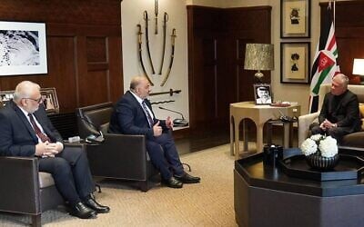 Jordan's King Abdullah II (R) meets with Israeli lawmaker, Ra'am's Mansour Abbas (C) in Amman, November 9, 2021 (Petra News Agency)