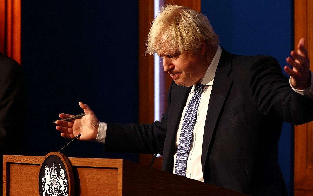 Britain's Prime Minister Boris Johnson gestures during a press conference for the latest COVID-19 update in the Downing Street briefing room in central London on December 8, 2021 (Adrian DENNIS / POOL / AFP) Britain's Prime Minister Boris Johnson gestures during a press conference for the latest COVID-19 update in the Downing Street briefing room in central London on December 8, 2021 (Adrian DENNIS / POOL / AFP)