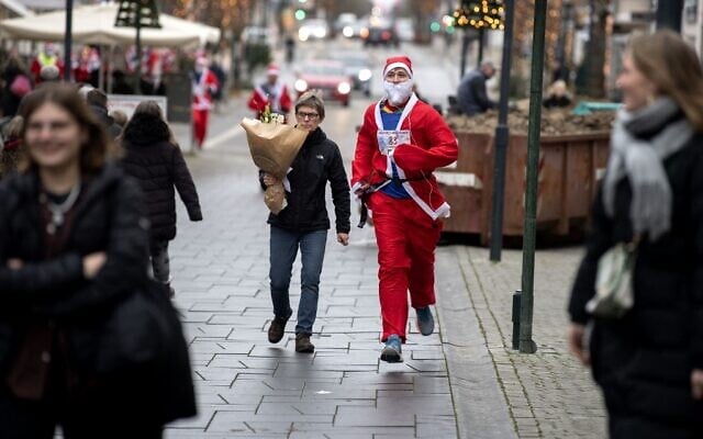 Illustrative: A runner dressed as Santa Claus takes part in an annual Christmas run in Middelfart, Denmark, on December 11, 2021. (Soeren Gylling / Ritzau Scanpix / AFP) Illustrative: A runner dressed as Santa Claus takes part in an annual Christmas run in Middelfart, Denmark, on December 11, 2021. (Soeren Gylling / Ritzau Scanpix / AFP)
