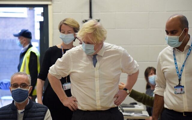 British Prime Minister Boris Johnson visits the Stowe vaccination center in central London on December 13, 2021. - (Jeremy Selwyn / POOL / AFP) British Prime Minister Boris Johnson visits the Stowe vaccination center in central London on December 13, 2021. - (Jeremy Selwyn / POOL / AFP)