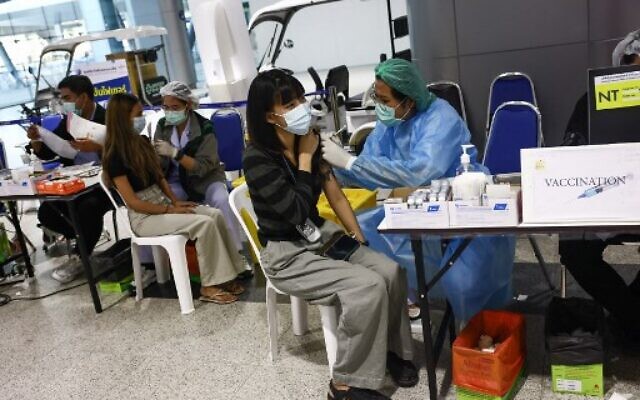 A woman receives a Covid-19 coronavirus vaccine at the Bang Sue Central Vaccination Centre in Bangkok on December 15, 2021, as Thailand speeds up its roll out of booster shots to guard against the Omicron variant. (Photo by Jack TAYLOR / AFP) A woman receives a Covid-19 coronavirus vaccine at the Bang Sue Central Vaccination Centre in Bangkok on December 15, 2021, as Thailand speeds up its roll out of booster shots to guard against the Omicron variant. (Photo by Jack TAYLOR / AFP)