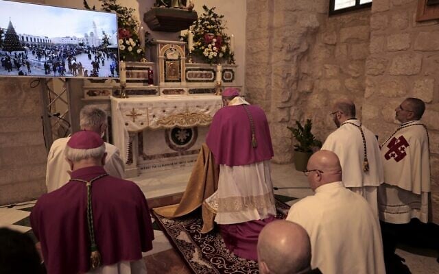 Pierbattista Pizzaballa (C), the Latin Patriarch of Jerusalem, prays at the Church of Nativity during Christmas celebrations in Bethlehem in the West Bank on December 24, 2021. (ABBAS MOMANI / AFP) Pierbattista Pizzaballa (C), the Latin Patriarch of Jerusalem, prays at the Church of Nativity during Christmas celebrations in Bethlehem in the West Bank on December 24, 2021. (ABBAS MOMANI / AFP)
