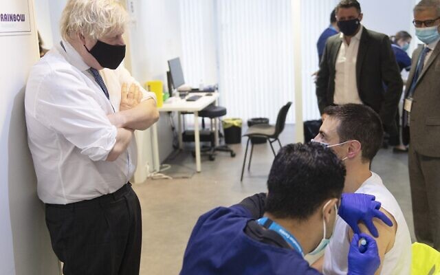 British Prime Minister Boris Johnson (L) visits a COVID-19 vaccination center at the Rainbow Pharmacy in the Open University Campus, Walton Hall, in Milton Keynes on December 29, 2021. (Geoff PUGH / POOL / AFP) British Prime Minister Boris Johnson (L) visits a COVID-19 vaccination center at the Rainbow Pharmacy in the Open University Campus, Walton Hall, in Milton Keynes on December 29, 2021. (Geoff PUGH / POOL / AFP)
