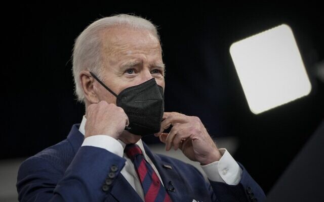 US President Joe Biden prepares to remove his face mask in the South Court Auditorium of the White House complex December 23, 2021 in Washington, DC (Drew Angerer/Getty Images/AFP) US President Joe Biden prepares to remove his face mask in the South Court Auditorium of the White House complex December 23, 2021 in Washington, DC (Drew Angerer/Getty Images/AFP)