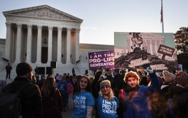 Protesters, demonstrators and activists gather in front of the US Supreme Court as the justices hear arguments in Dobbs v. Jackson Women's Health, a case about a Mississippi law that bans most abortions after 15 weeks, on December 1, 2021 in Washington, DC. (CHIP SOMODEVILLA / GETTY IMAGES NORTH AMERICA / Getty Images via AFP) Protesters, demonstrators and activists gather in front of the US Supreme Court as the justices hear arguments in Dobbs v. Jackson Women's Health, a case about a Mississippi law that bans most abortions after 15 weeks, on December 1, 2021 in Washington, DC. (CHIP SOMODEVILLA / GETTY IMAGES NORTH AMERICA / Getty Images via AFP)